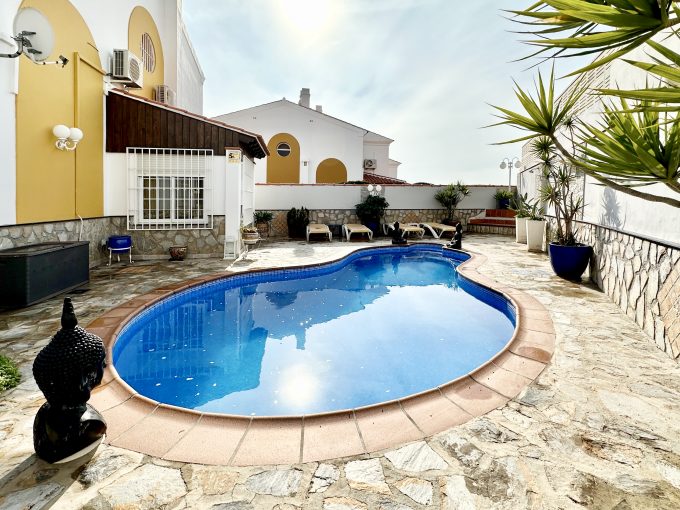 Chalet con cochera y piscina privada en Almuñécar